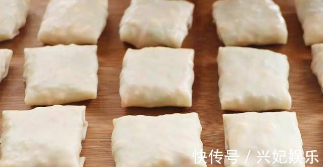 西葫芦丝|最爱这懒人早餐，又香又脆，连吃8个不够，十几分钟做全家人早餐