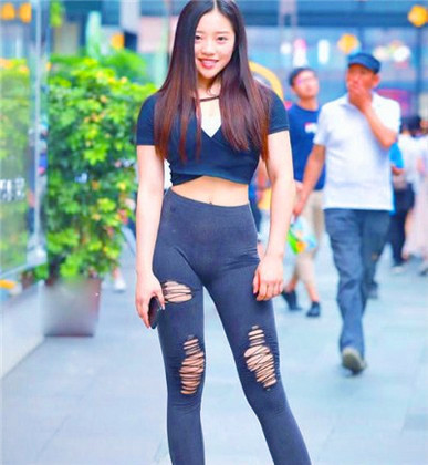 街拍女神貌美肤白的紧身打底裤小姐姐，展现性感酷雅气质