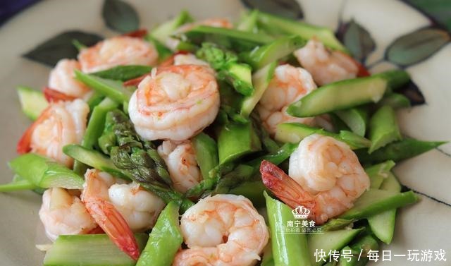 这蔬菜9块钱一斤,比猪肉还贵,但吃了对身体好,所以再贵也要吃!