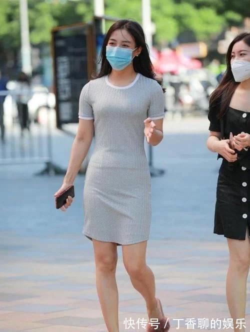 灰色 修身灰色针织长裙,显示出符合季节的流行感,安逸舒适,备受瞩目