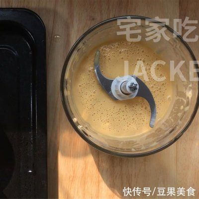 香蕉古早蛋糕，香甜松软，满室飘香，口感如棉花般的轻柔，超好吃