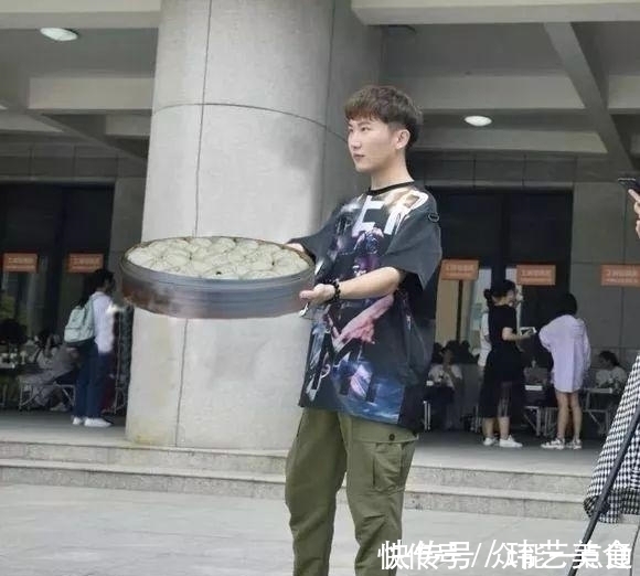 |搞笑p图:求大神帮忙在电梯里p个男朋友,大神的回复有点皮啊!