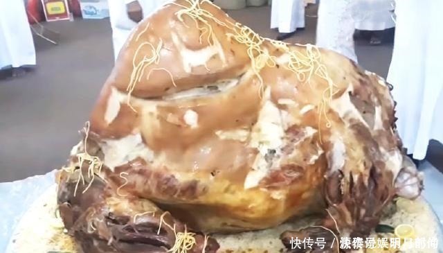 迪拜皇室蹲着吃的“宴席”,每桌仅有一道菜,12人一桌用手抓