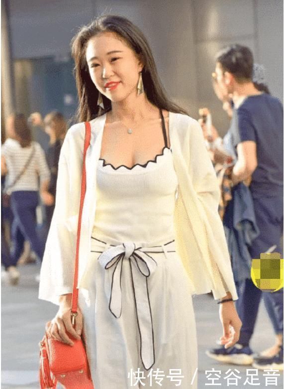 小姐姐一身职业套装亮相，吸引了众多男同事的目光