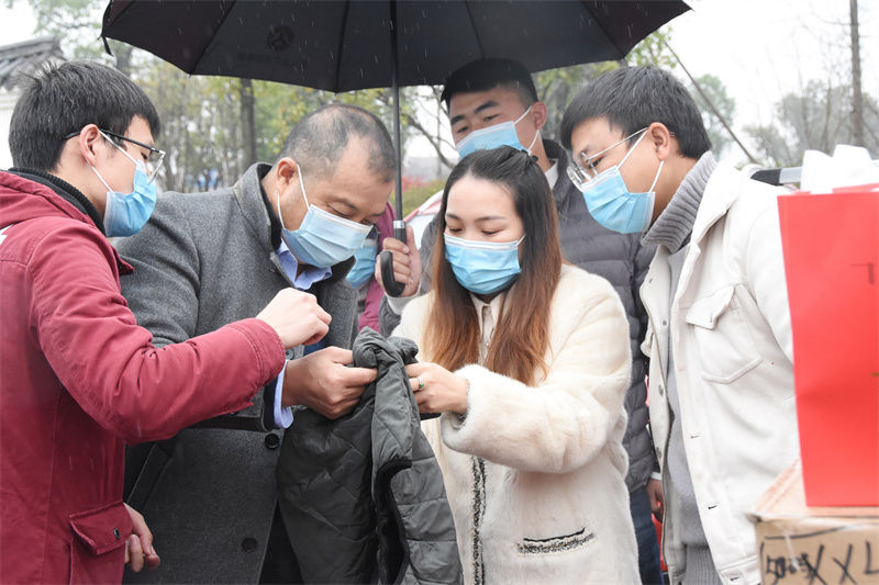 李美娟|天雨人心暖 爱心企业捐赠加热背心等防疫物资【从严从实 打好疫情防控战】