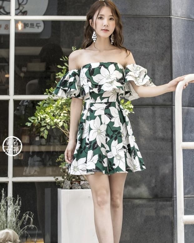 碎花连衣裙|路人街拍，美女一字肩碎花连衣裙，时尚又优雅，体现不一样的美!