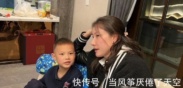 疲态感|林丹夫妇与好友合照,谢杏芳依偎老公肩膀,林丹双手抱胸前显抵触