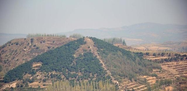 齐鲁#一山包突然泉涌不止,考古队迅速赶到中国的金字塔埋着国王!