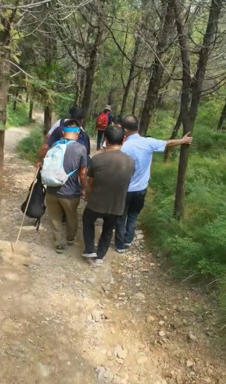 担架|男子爬山途中突然昏迷，千米山路上陌生山友两小时接力急救