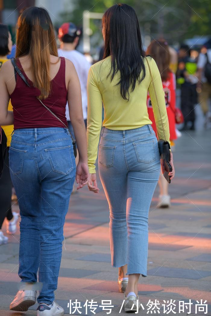 单的单品也有魅力，浑身充满了奢华，高开叉大秀长美腿