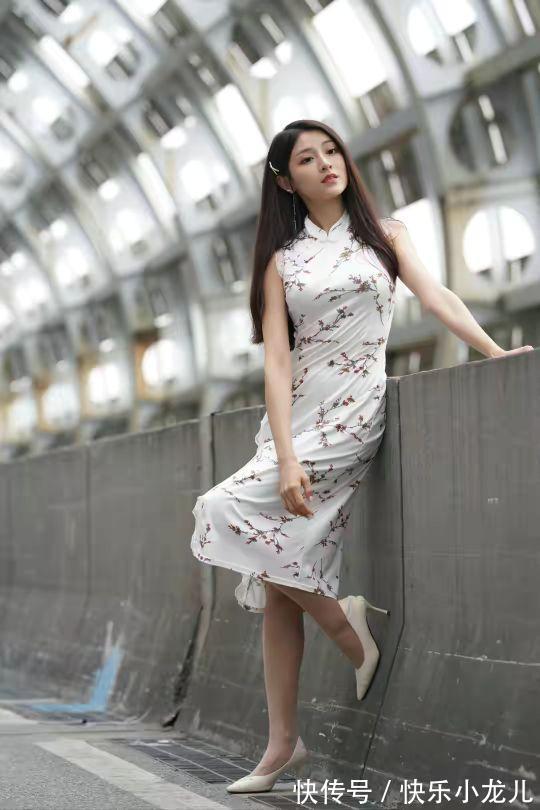 旗袍 美女身穿中国传统旗袍，搭配一双白色的平底鞋，看上去时尚又可爱