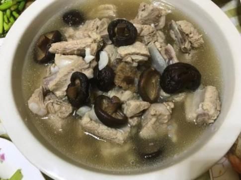 炖排骨,有人焯水,有人直接炖,这才是正确做法,排骨鲜嫩又入味