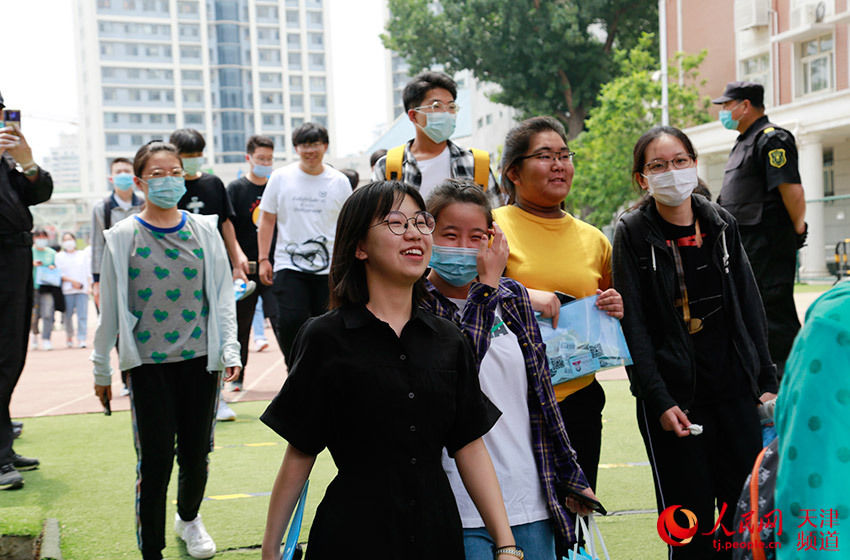 好成绩|高考首场考试结束 家长期待学子考出好成绩