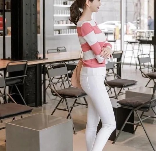 美女|紧身牛仔裤彰显简约利落气质，呈现柔美的风格！