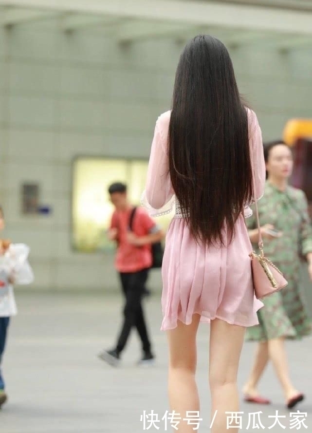 街拍|街拍美女：小姐姐的的简约风穿搭，一袭粉色连衣裙像极了初恋女神