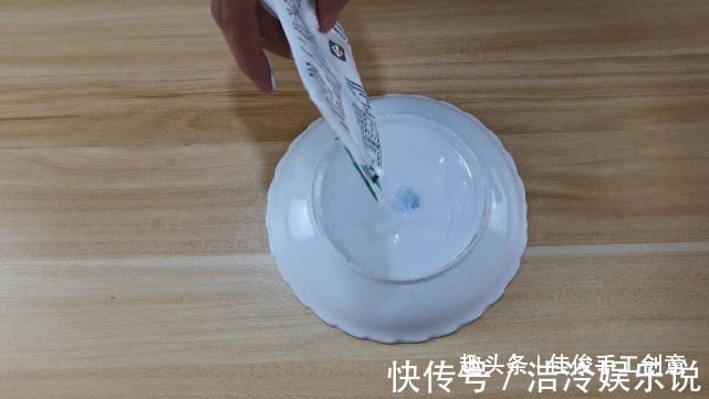 在菜刀上抹点牙膏真实用,解决了生活中的烦恼,省钱又实用,学学