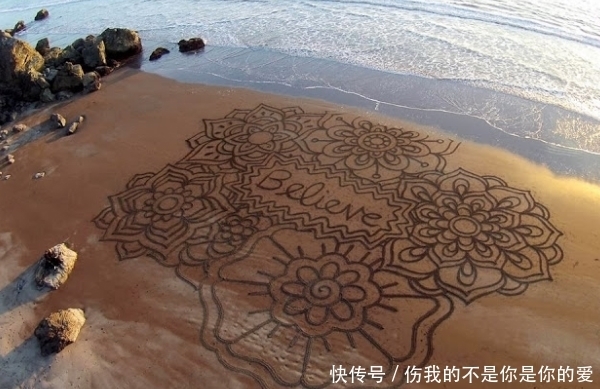 沙滩上|他拿耙子在沙滩挖着什么,当人们走过去全拍手称赞