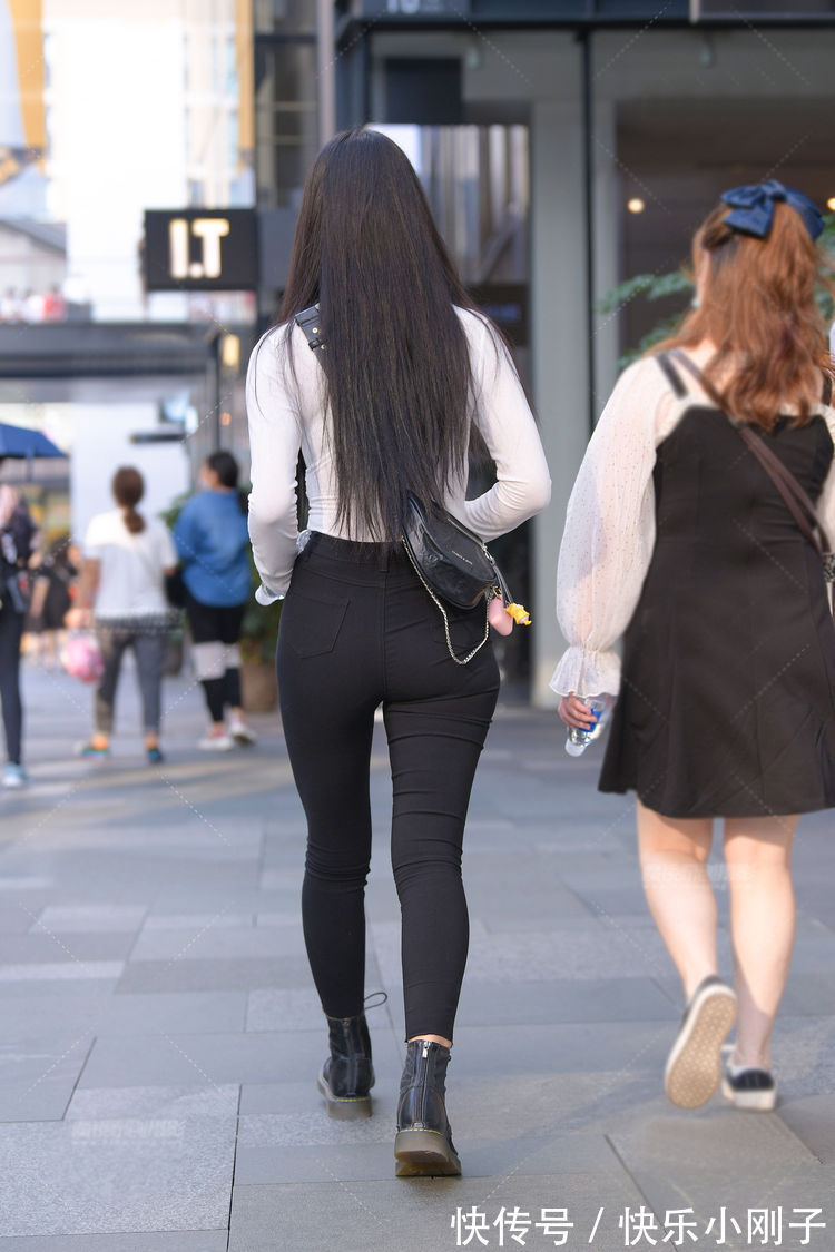 破洞 黑色破洞牛仔裤配白色小衫,穿出黑与白的经典美,显身材又显气质