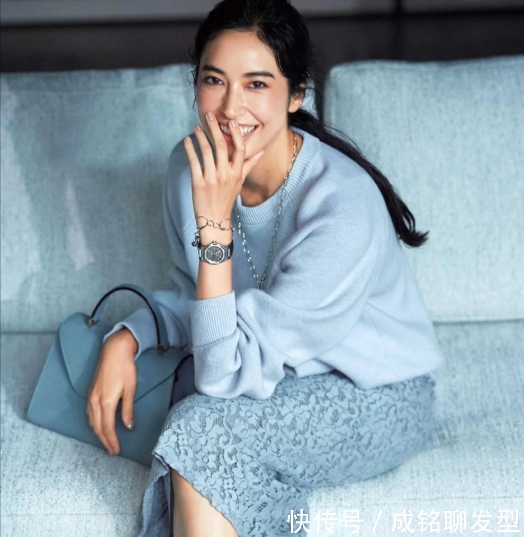 穿衣服|年近五十的女人,穿衣服要记牢这“三要”法则,提示衣品又显年轻