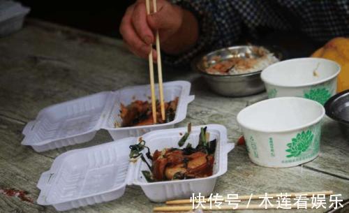 父母|母子在饭店吃了碗面,刚走出门,老板娘摇头这妈后半辈子惨咯