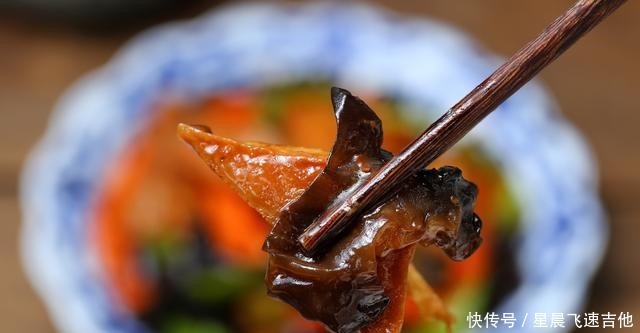 千叶豆腐就用红烧的做法,简单快手,鲜香美味,软嫩入味比肉好吃