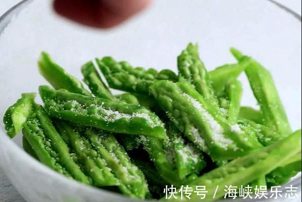 苦瓜最好吃的做法,当然是搭配咸蛋黄,醇香又清爽