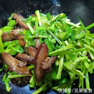 腊肉炒蒜苗比补药营养，却不要钱