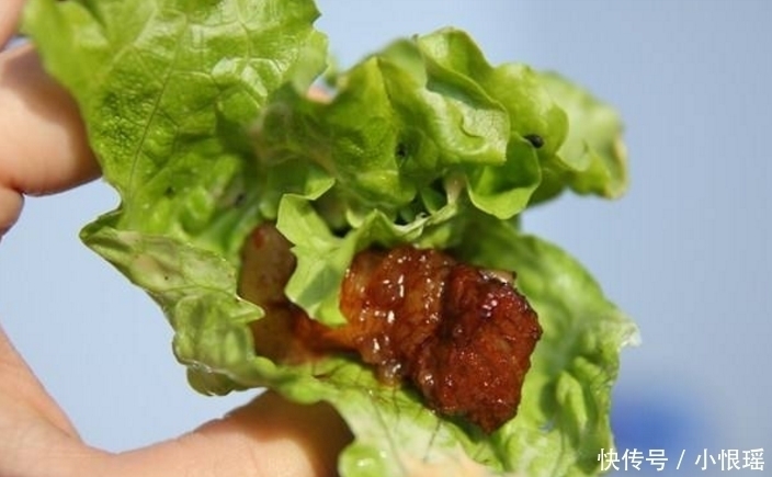 饭店里用来垫肉的生菜能吃吗饭店老板说出实情,原来一直做错了