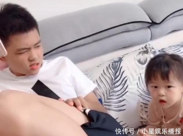 嫌弃|妹妹将小脚塞进哥哥嘴里，哥哥满脸嫌弃，却不敢轻易发火