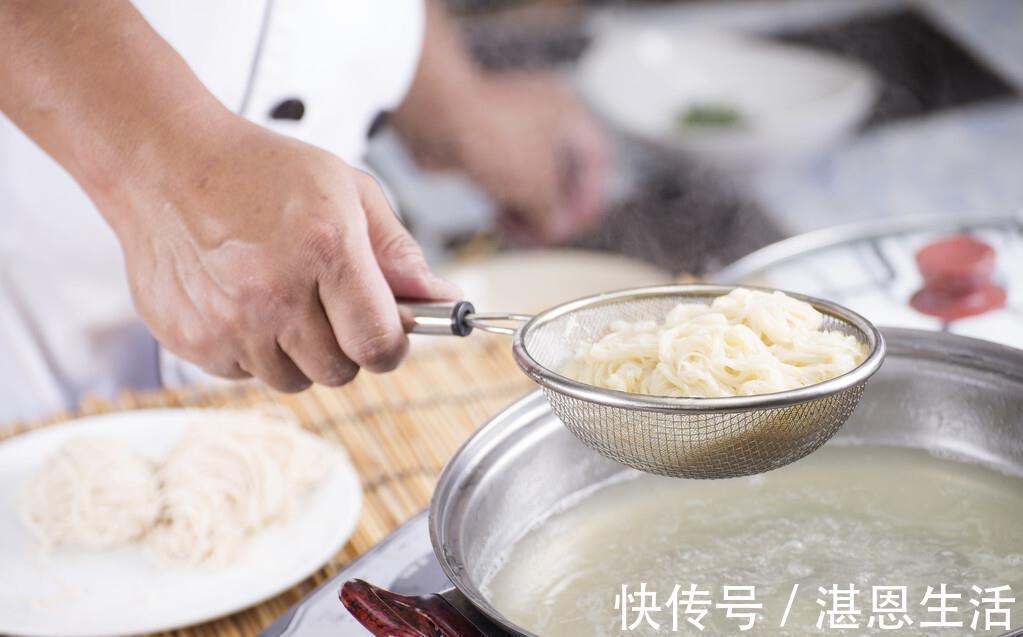 炝锅面|煮面条时，记得提前“放2味”，面条爽滑不坨，又香又好吃