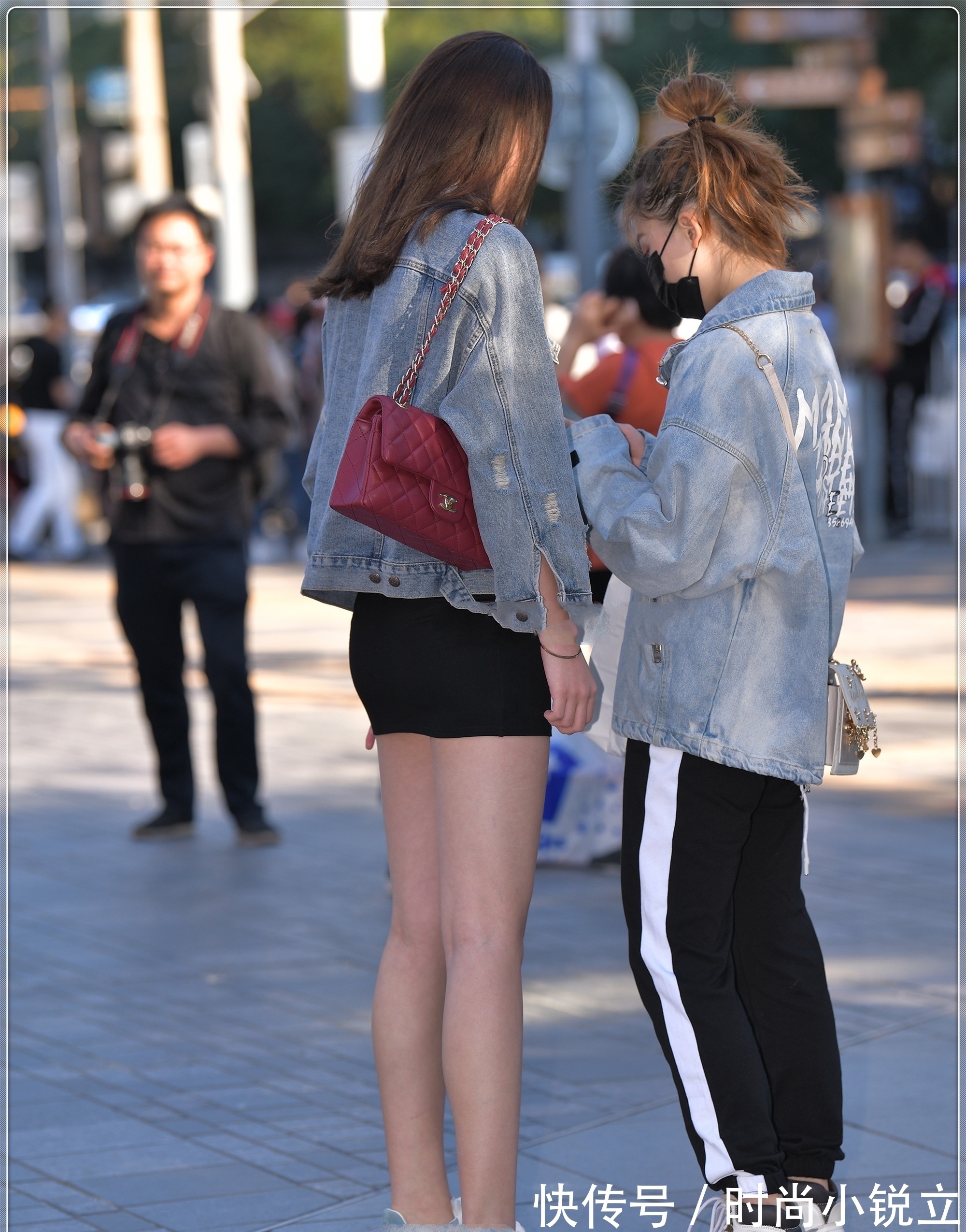 小白鞋 宽松牛仔外套搭配黑色连衣裙,干净素雅,满满少女感