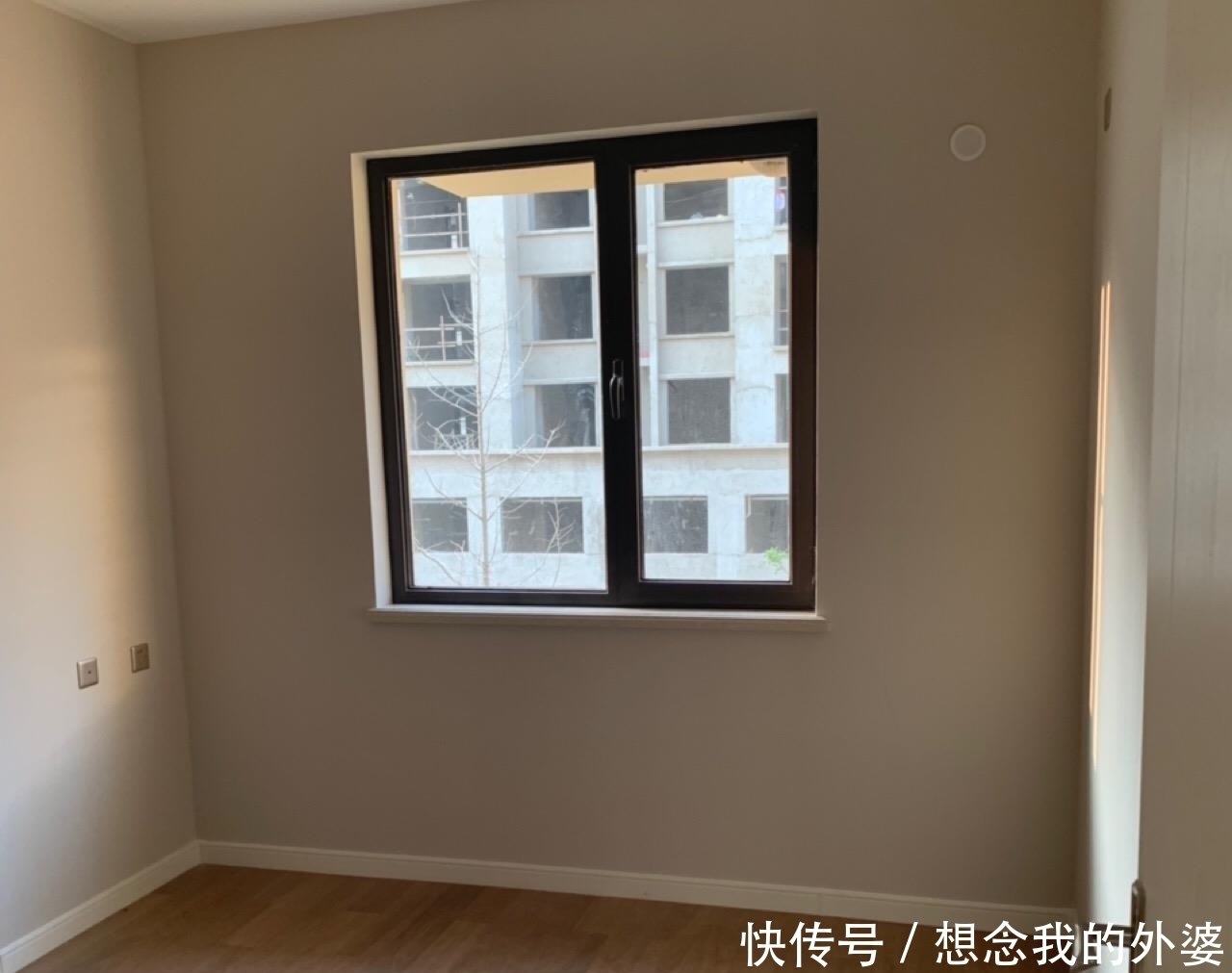 房间|等了两年精装房终于交付，装修还不错，有阳台的房间给儿子住！