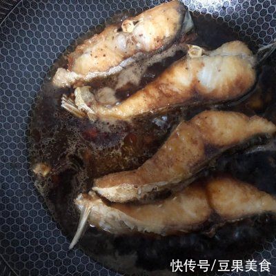 红烧鱼块这样做，不破皮，不腥不柴，肉质鲜嫩