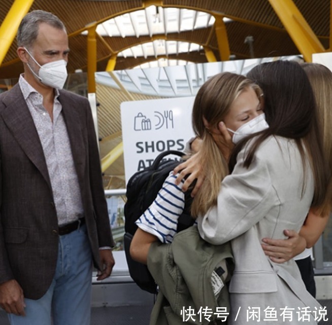 小公主|西班牙王后一家真接地气,4人同穿基础款走机场,气质却依旧高级