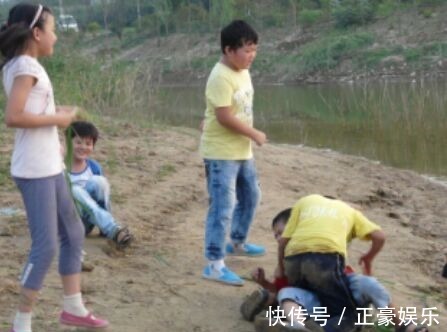 小周|“妈,俺被打了,能打回去吗”两个妈妈的回答,已改变孩子人生