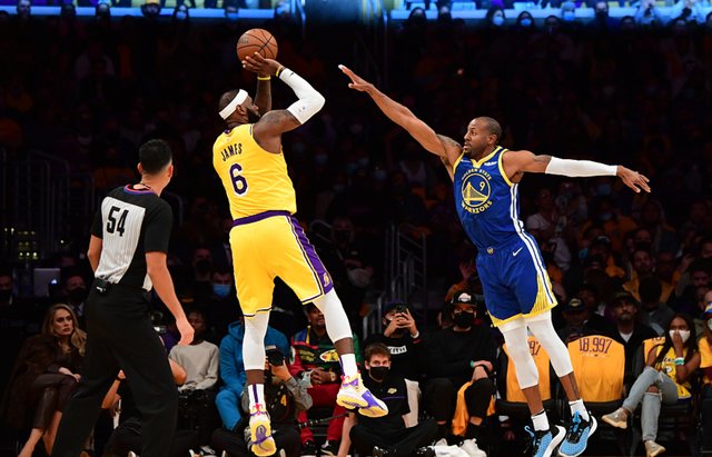 籃板|360組合翻車！詹眉合砍67分回天乏術(shù)，庫(kù)里三雙送湖人開(kāi)門黑