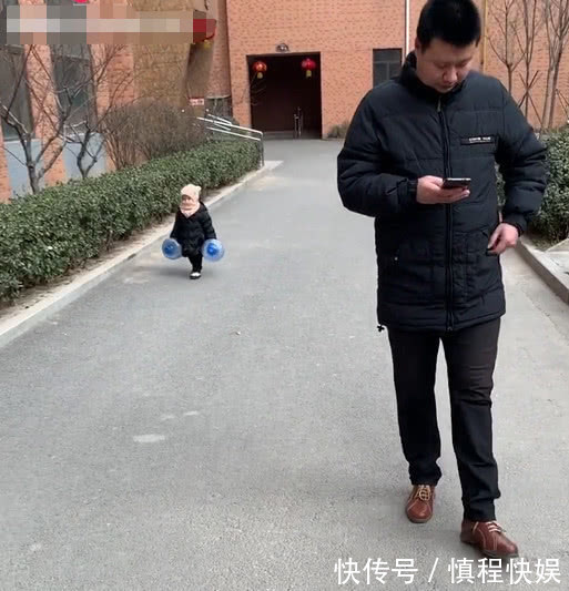 萌娃|“佛系奶爸”带娃出门走红,萌娃在后面拎着两个水桶操碎心