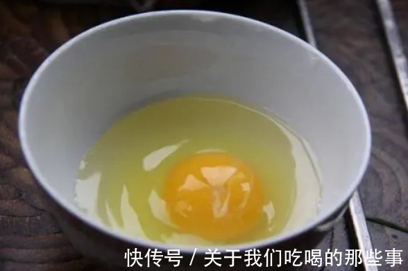 煮荷包蛋不能开水下锅,难怪散花起沫!学会4个技巧,好看又好吃