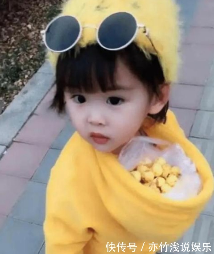 文丨橘|爸爸给女儿反穿衣服,女儿转过身,把妈妈逗笑了