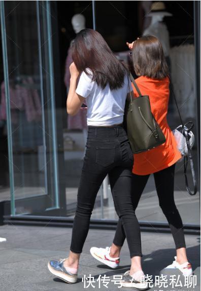 白色t恤搭配黑色的九分裤，简单时尚，清新自然