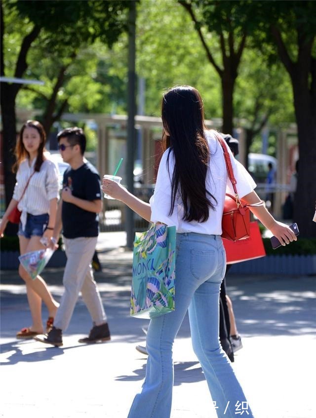 短靴|喇叭牛仔裤也会穿出显身材的效果,搭配一双牛仔短靴,会更好看!
