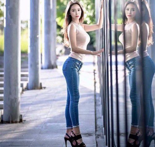 百搭|穿白色紧身牛仔裤的美女，秀出完美的身材曲线，辣妈穿出辣妹感觉