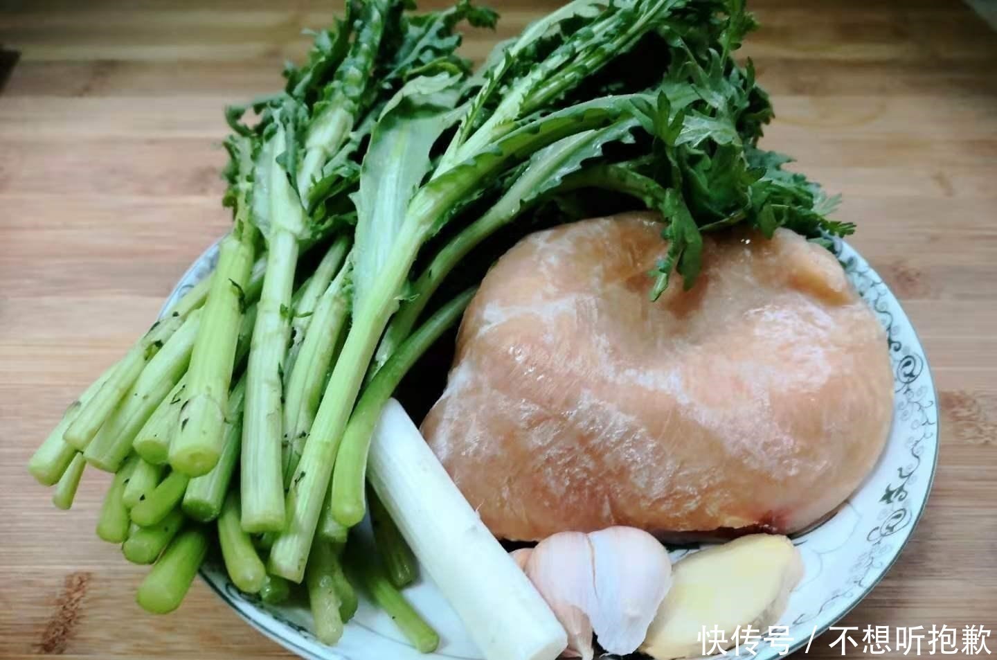 茼蒿炒鸡肉|天越冷,这菜就越肥嫩,正大量上市,3块钱一斤,炒着吃特别香!