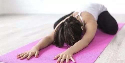 脊柱|每天睡前趴10分钟,远胜跑步1小时!疏通血液循环,排毒素养颜