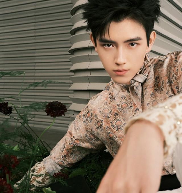 肖战陈飞宇周震南综艺官宣，肖战久违的综艺走潮流路线，他可以吗