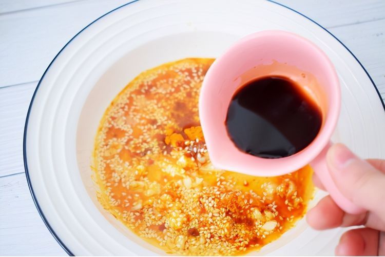 面条别再煮着吃了，配上拌好的辣椒油，不怕你不喜欢