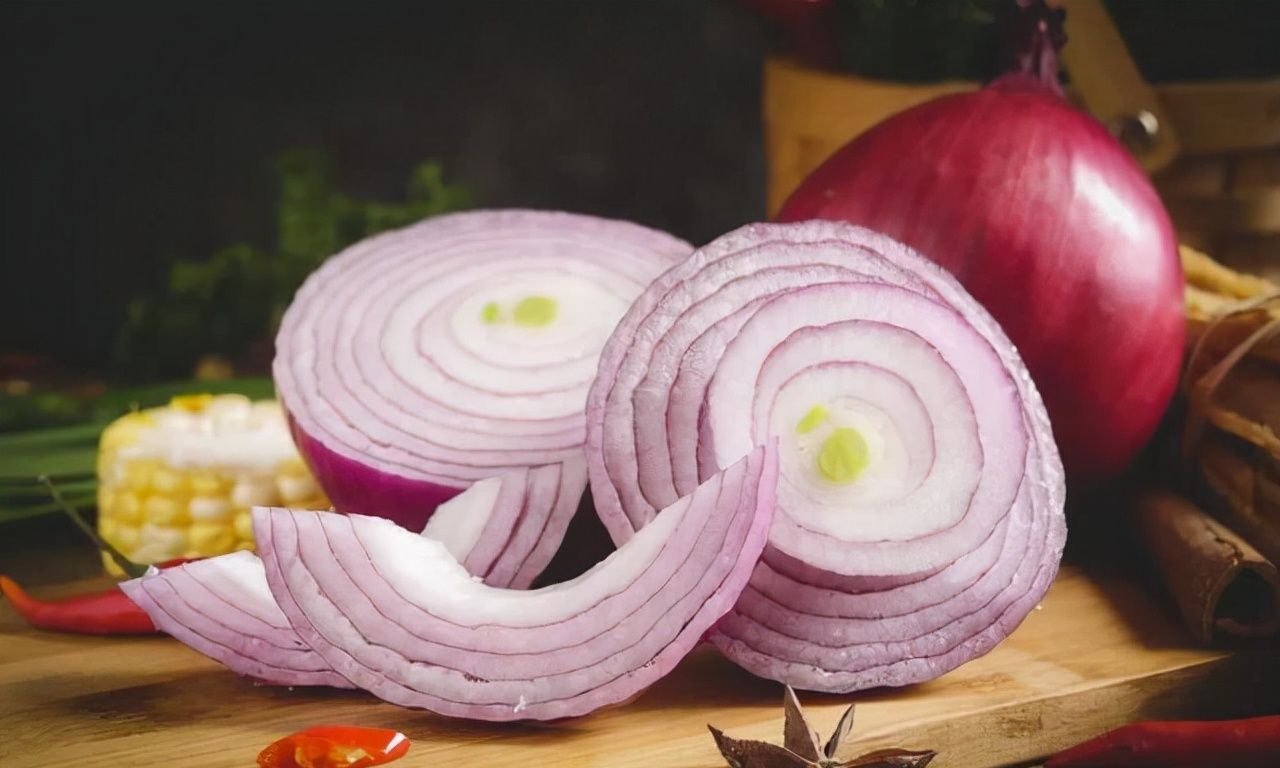 西红柿|高血压不能吃洋葱?医生提醒:想要血压平稳,可以常吃这4种食物