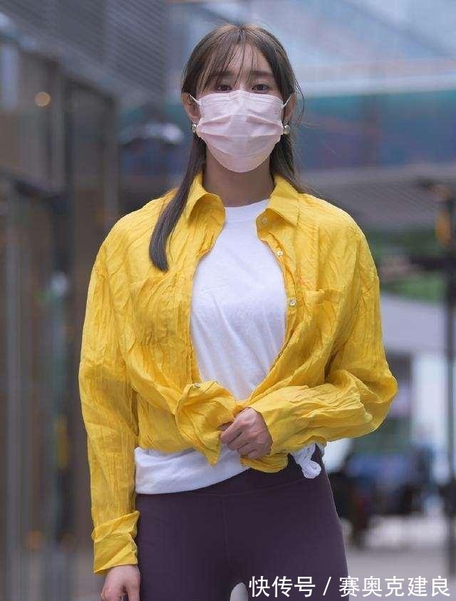 半筒靴|深蓝色牛仔打底裤搭银色单鞋，穿出潮流的街头风，有女性的俏皮感
