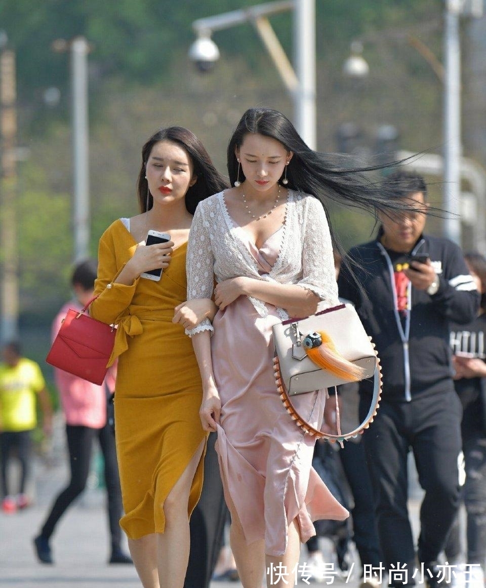 表面|表面上是好闺蜜,在穿搭上“较起劲”,网友:支持左边的