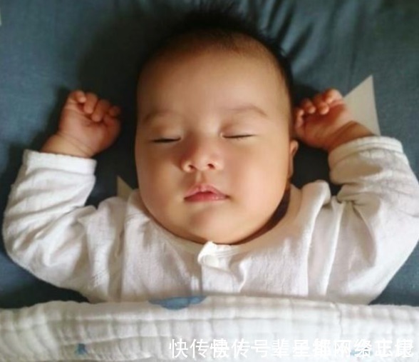 姿势|宝宝睡着后,为什么会保持“投降”的姿势?真实的原因太有爱了